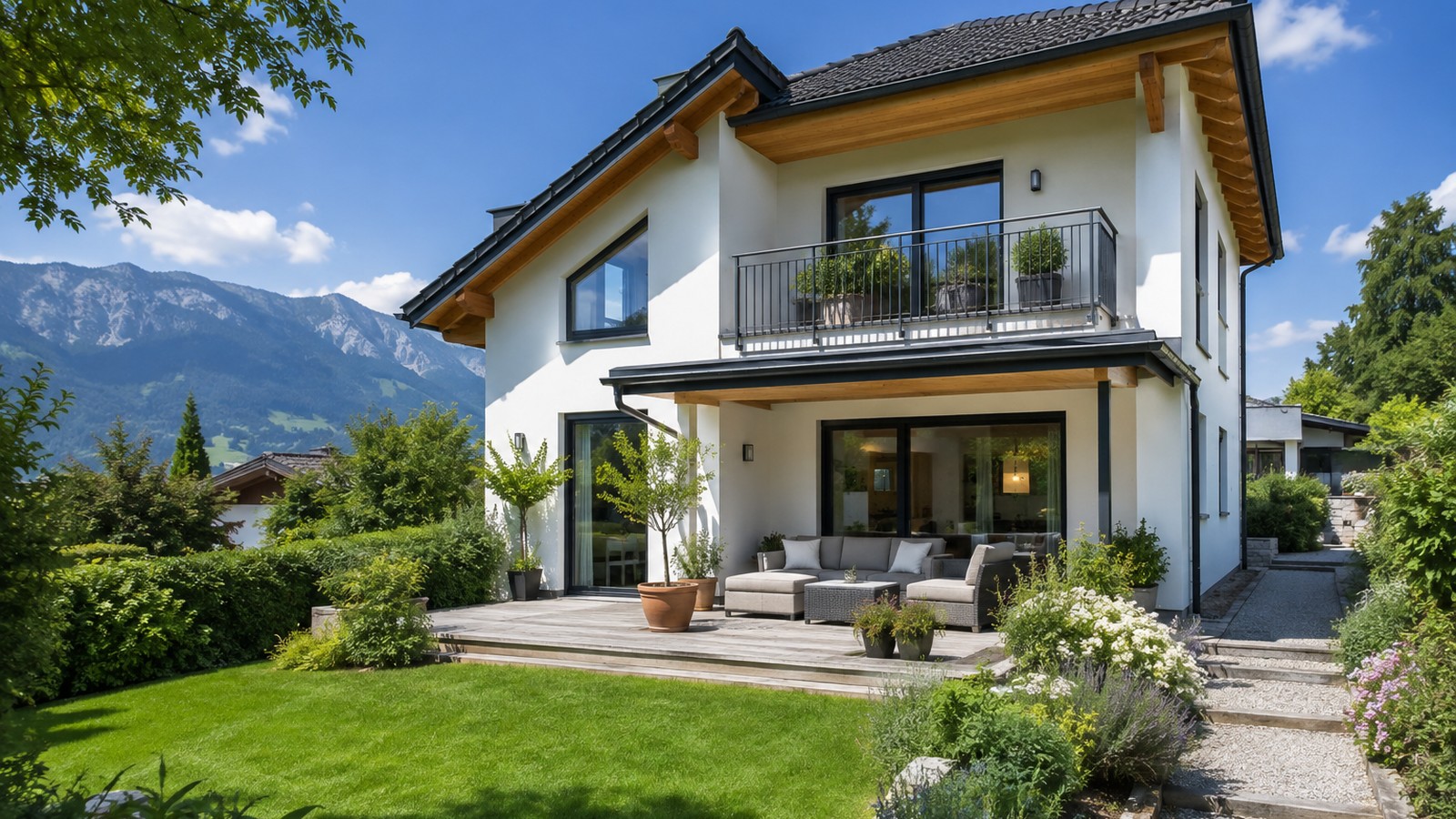 Freundliches Haus mit Garten und Sonne